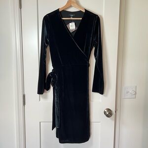 NWT Alfani Deep Black / Dark Green Velvet Long-Sleeve Wrap Dress ✨